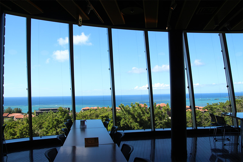 一般人にも開放！爽快な海カフェで学食ランチ、恩納村の高台に立つ沖縄科学技術大学院大学（OIST）